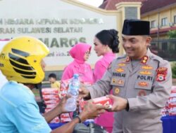 Ramadhan Penuh Berkah, Polres Maros Turun ke Jalan Bagikan Takjil