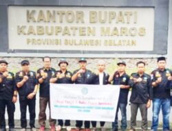 Menjelang Berbuka, LPMBN Maros Berbagi Takjil kepada Pengendara