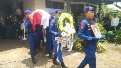 Kapolda Sulsel Melayat ke Rumah Duka AKP Rusly di Maros