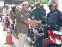 SPBU Sinar Bintuni Berbagi Takjil dengan Pengendara di Bulan Suci Ramadhan