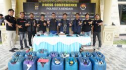 Diduga Timbun dan Perjualbelikan Solar Subsidi, Seorang IRT di Kendari Diamankan Polisi Bersama 448 Liter BBM