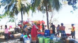 Babinsa Bersama Kodim 1422/Maros Salurkan Air Bersih, 166 KK di Soreang Terbantu