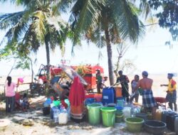 Babinsa Bersama Kodim 1422/Maros Salurkan Air Bersih, 166 KK di Soreang Terbantu