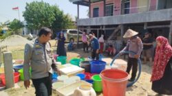 Peduli Warga Terdampak Kekeringan, Polsek Lau Bersama Alumni Polri Salurkan 5.500 Liter Air Bersih di Macoa