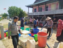 Peduli Warga Terdampak Kekeringan, Polsek Lau Bersama Alumni Polri Salurkan 5.500 Liter Air Bersih di Macoa