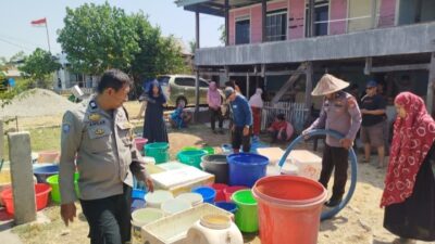 Peduli Warga Terdampak Kekeringan, Polsek Lau Bersama Alumni Polri Salurkan 5.500 Liter Air Bersih di Macoa